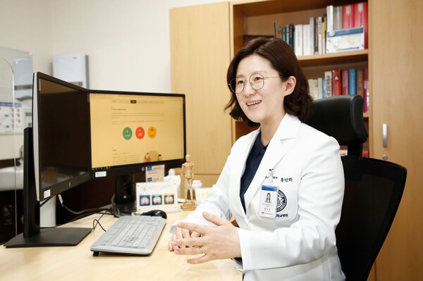 [사진1] 정신건강의학과_홍민하 교수 진료사진