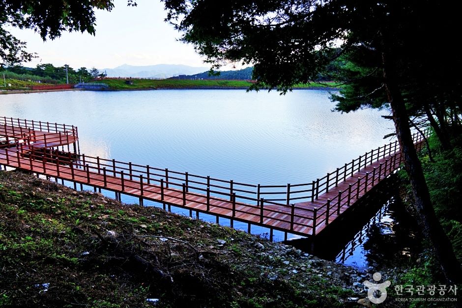 비룡담 저수지 수변산책길 / 사진=한국관광공사@TourAPI