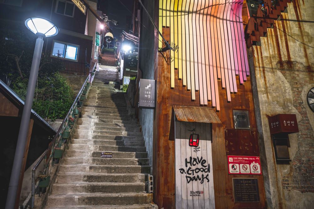 168계단(현재는 모노레일이 아닌 경사형 엘리베이터 이용 가능) / 사진=한국관광공사 포토코리아@부산울산지사 디자인글꼴