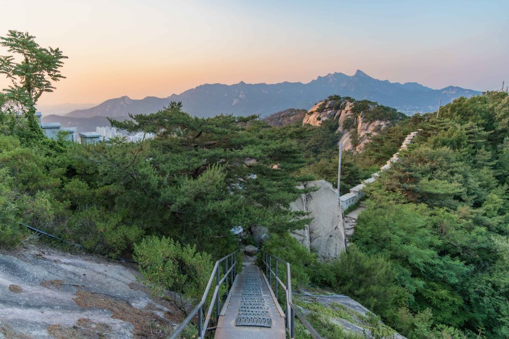 인왕산 등산콘스 [한양도성길 6코스, 인왕산 정상방향] / 사진=한국관광공사 포토코리아@안영관