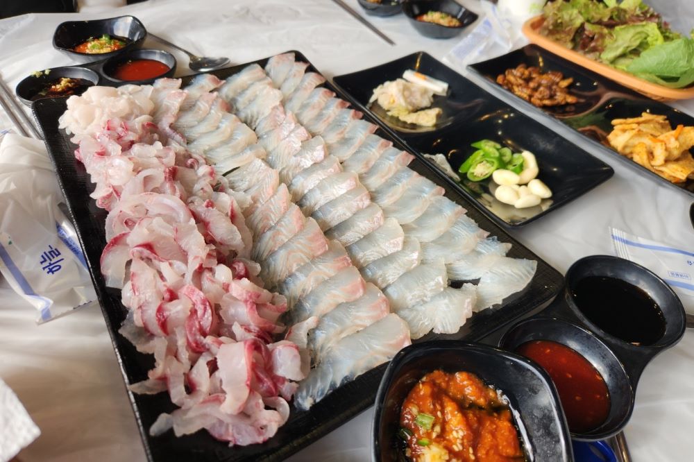 주변에는 싱싱한 회를 먹을 수 있는 매장이 많다 / 직접촬영