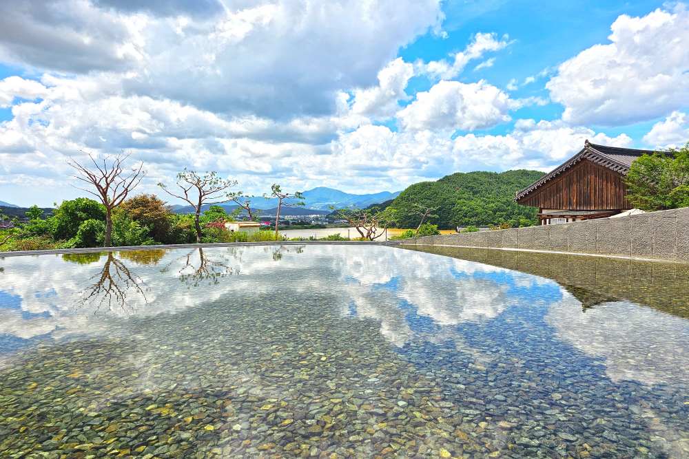 외부 인공 연못 / 사진=경주문화관광