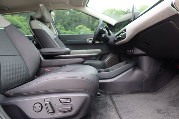 기아 EV4 1열 레그룸은 상당히 넉넉하다. [오두환 기자]