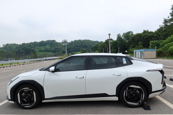 기아 EV4 측면 [오두환 기자]