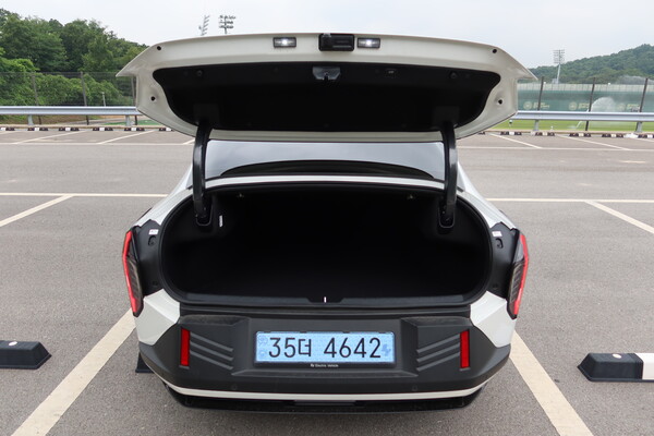 기아 EV4 트렁크 오픈 모습 [오두환 기자]