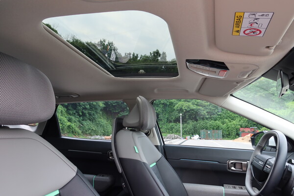 선루프를 개방한 기아 EV4 [오두환 기자]