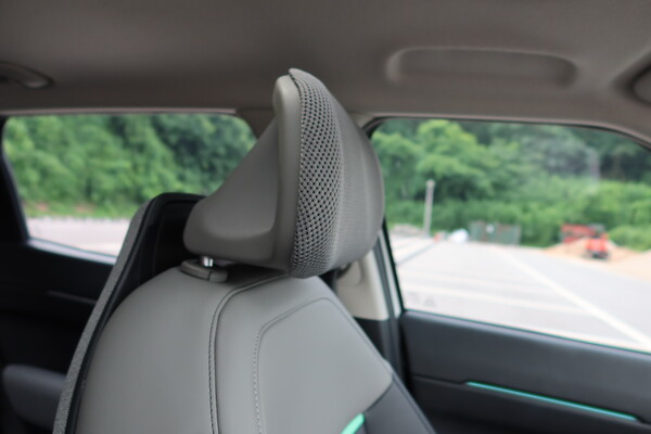 기아 EV4 헤드레스트는 상당히 편안한 느낌을 줘 운전자의 피로감을 해소시켜 준다. [오두환 기자]
