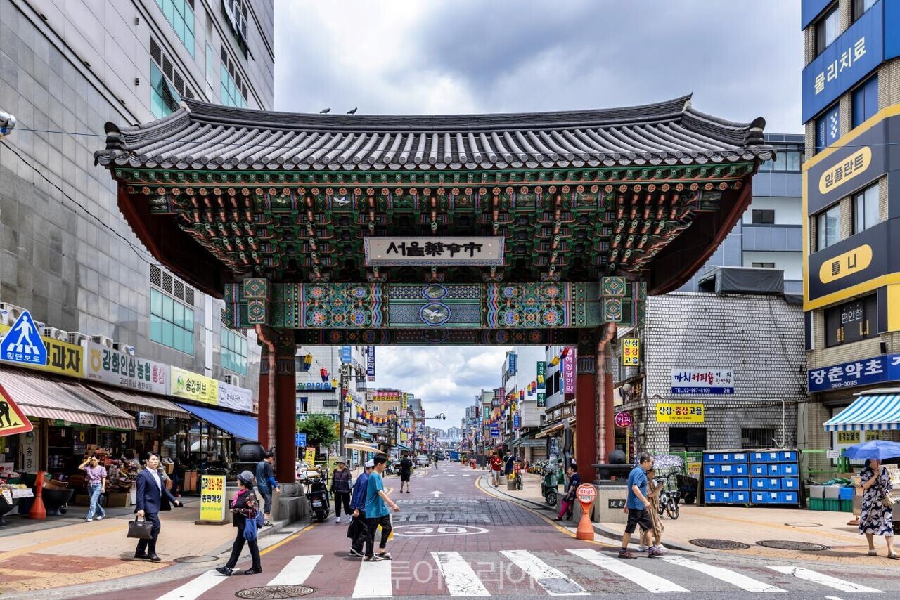 서울한방진흥센터 외관  약령시입구 /사진-서울관광재단