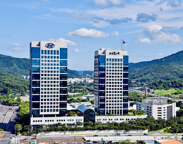 현대자동차와 기아가 올해 7월 글로벌 시장에서 지난해 같은 달에 견줘 각각 0.5%와 0.3% 증가한 판매실적을 기록했다. 서울 서초구 양재동 경부고속도로 입구에 위치한 현대자동차그룹 본사 사옥. 현대차그룹 제공