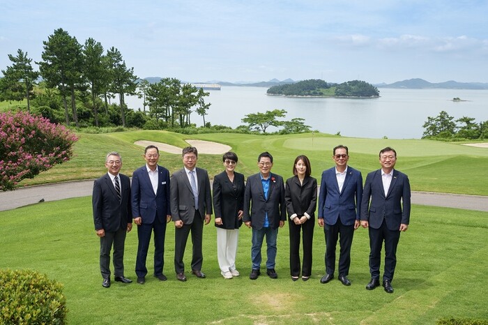 파인비치 허명호 대표, 해남군 명현관 군수, BMW 코리아 고흥범 본부장, BMW 코리아 주양예 본부장, 더불어민주당 박지원 국회의원, LPGA 아시아 서윤정 이사, 보성그룹 고형권 부회장, 전라남도 명창환 행정부지사사진제공=BMW 코리아