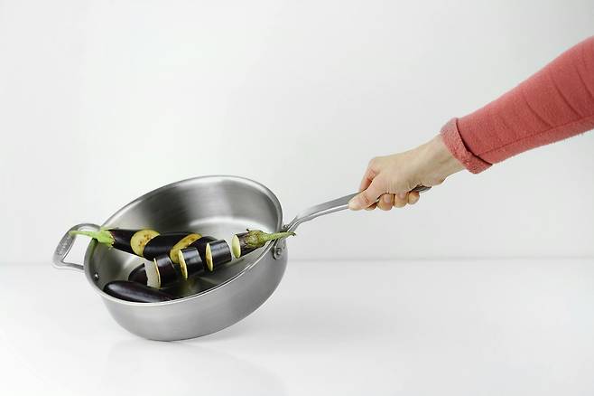 후라이펜에 올려진 가지