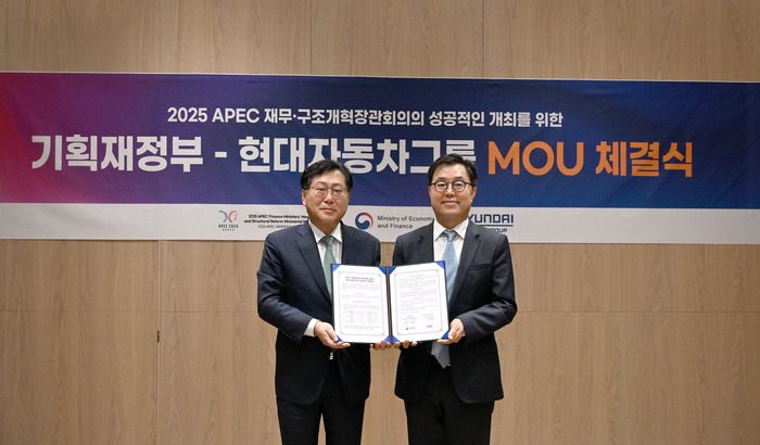 20일 현대차 강남대로사옥에서 신승규 현대차그룹 전무(사진 오른쪽), 최지영 기획재정부 국제경제관리관(사진 왼쪽)이 기념 촬영을 하고 있다. 사진 | 현대차