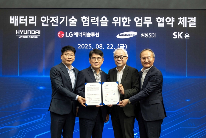 22일 남양연구소에서 열린 ‘배터리 안전기술 협력을 위한 업무 협약 체결식’에서 참석자들이 기념사진을 촬영하는 모습. (왼쪽부터) LG에너지솔루션 대표이사 김동명 사장, 현대차·기아 R&D본부장 양희원 사장, 삼성SDI 대표이사 최주선 사장, SK온 대표이사 이석희 사장. 사진 | 현대차