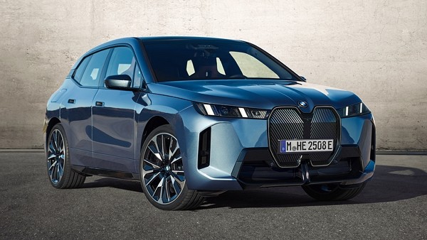 뉴 iX 전측면부. [사진=BMW]