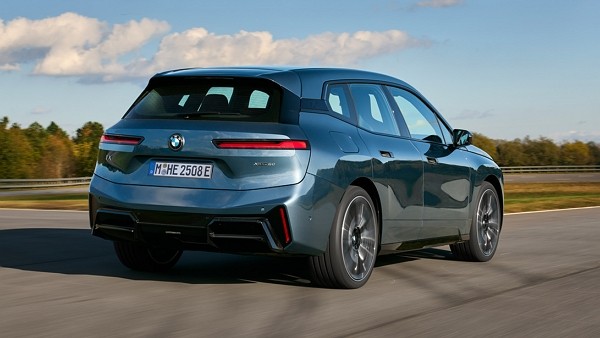 뉴 iX 후면부. [사진=BMW]