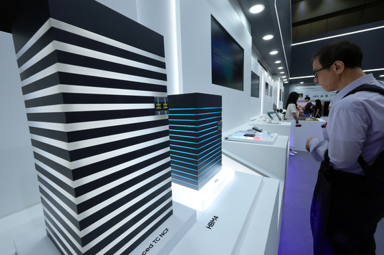 At Nano Korea 2025 held at KINTEX in Ilsanseo-gu, Goyang, on July 2, spectators are looking at the Samsung booth. This year’s Nano Korea, marking its 23rd edition, is one of the world’s top three nanotechnology events alongside the U.S. TechConnect World and Japan Nano Tech Japan. 2025.7.2 / News1