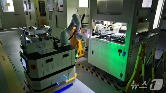 LG Chem\'s automated robots are conducting nighttime analytical experiments in the Autonomous Smart Lab / Provided by LG Chem