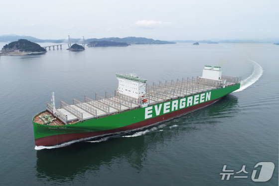 A 15,000 TEU container ship built by Samsung Heavy Industries for Taiwan\'s Evergreen Marine Corporation / Provided by Samsung Heavy Industries