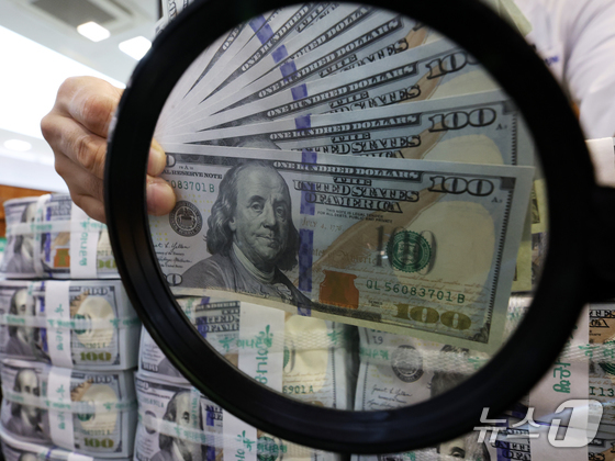A bank official organizing dollar bills at Hana Bank\'s Counterfeit Response Center in Jung District, Seoul / News1