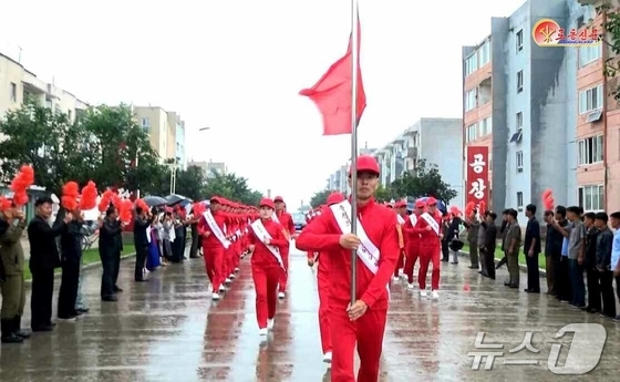 The North Korean Workers\' Party newspaper Rodong Sinmun reported on Wednesday that people, soldiers, and youth students from various regions are warmly welcoming and enthusiastically sending off the parades of loyalty letters while waving bouquets on the streets, with a fervent loyalty toward the respected General Secretary. The photo is from Hwanghae Province / Rodong Sinmun