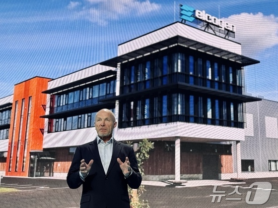 The founder of Elcogen, Enn Õunpuu, is giving a briefing at the opening ceremony of a new factory in Lääne-Harju Parish, Estonia on Wednesday. Elcogen has garnered global attention due to a strategic investment by HD Hyundai. 2025.9.16 / News1