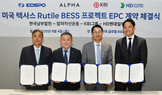 On September 4, HD Hyundai Electric signed an engineering, procurement, and construction (EPC) contract for the 200MWh-scale Rutile BESS Project in Texas, U.S., at the HD Hyundai Global R&D Center. (From left: KBI Group\'s Vice Chairman Park Han-sang, Korea Southern Power\'s President Kim Jun-dong, HD Hyundai Electric\'s Vice Chairman Cho Seok and President Kim Young-gi, Alpha Asset Management\'s CEO Choi Jun-hyuk) / Provided by HD Hyundai Electric