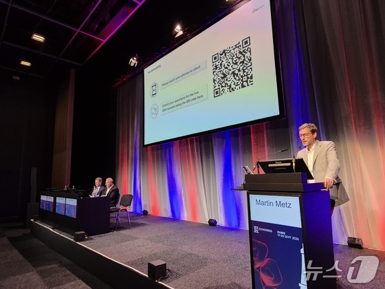 Professor Metz answering on / News1