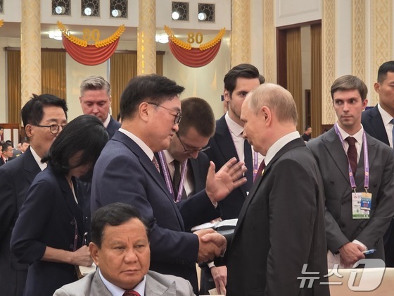 National Assembly Speaker Woo Won Shik is seen conversing with Russian President Vladimir Putin at the reception for the 80th anniversary of Victory Day, held in Beijing, China, on Wednesday / The National Assembly Speaker\'s Office