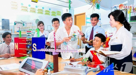 Pyongyang Sŏsŏng-guyeok North Korean High School / Rodong Sinmun