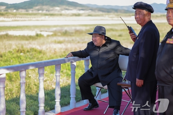 The Rodong Sinmun, the official newspaper of North Korea\'s Workers\' Party, reported on September 19 that General Secretary Kim Jong Un visited a research institute and enterprise under the Unmanned Aerial Technology Consortium the previous day and guided the performance testing of unmanned armed equipment / Rodong Sinmun