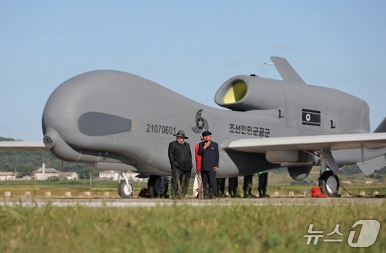 The North Korean Workers\' Party\'s official newspaper, Rodong Sinmun, reported on Friday that General Secretary Kim visited a research institute and enterprises under the unmanned aviation technology consortium the previous day to oversee performance tests of unmanned armed equipment / Rodong Sinmun