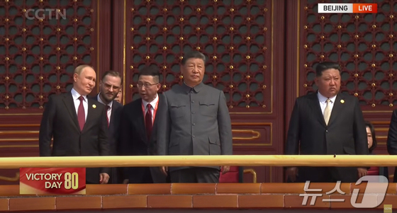 Chinese President Xi Jinping, North Korean Workers\' Party General Secretary Kim Jong Un, and Russian President Vladimir Putin watch a military parade at Tiananmen Square in Beijing, China, on Wednesday during the 80th anniversary event of Victory Day (commemorating the victory in the War of Resistance Against Japanese Aggression and the War Against Fascism). (Capture from China\'s CGTN) 2025.9.3 / News1