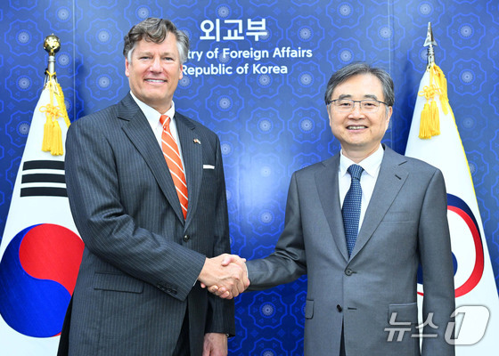 Foreign Minister Cho Hyun shakes hands with U.S. Deputy Secretary of State Christopher Landau during their meeting at the Ministry of Foreign Affairs building in Doryeom-dong, Jongno District, Seoul, on September 14 for the South Korea-U.S. Deputy Foreign Ministers\' Meeting (Provided by the Ministry of Foreign Affairs) 2025.9.14 / News1