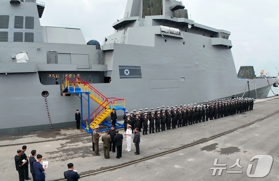 In August, Kim Jong Un, the General Secretary of the Party, visited the destroyer Choe Hyon to understand (inspect) the ship’s integrated weapons system operation tests and the training and living conditions of the destroyer Marines / Rodong Sinmun