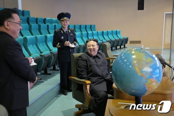 Image of Kim Jong Un, General Secretary of the Workers\' Party, visiting the Pyongyang General Control Center of the National Aerospace Technology Administration in November 2023 to inspect the operational readiness of reconnaissance satellites / Rodong Sinmun