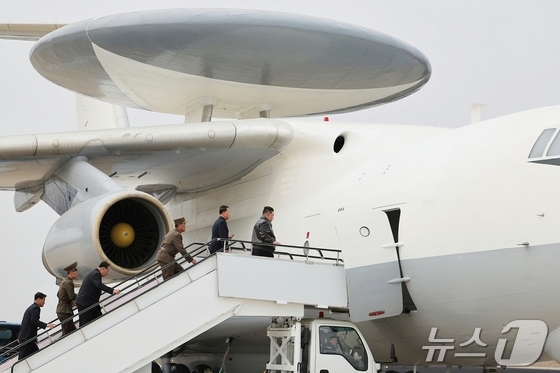 Kim Jong Un, General Secretary of the Workers\' Party of North Korea, inspects various unmanned reconnaissance and self-destructive attack drones and participates in a performance test / Rodong Sinmun