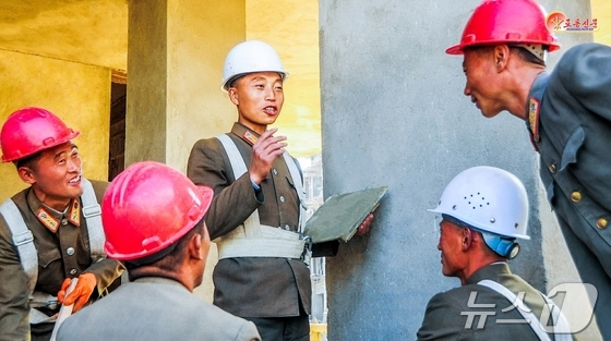  Scenes of People\'s Army soldiers dispatched to flood-stricken areas in North Pyongan Province / Rodong Sinmun
