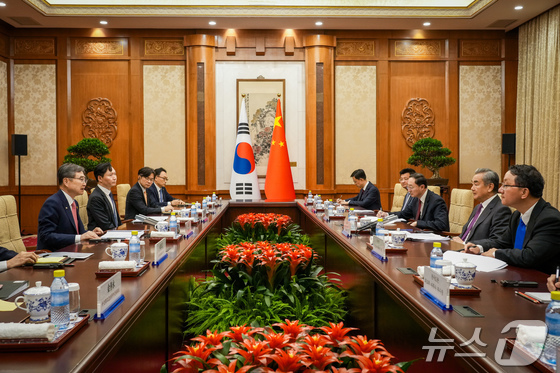 Foreign Minister Cho Hyun is meeting with Wang Yi, head of the International Department of the Communist Party of China and Foreign Minister, at the South Korea-China foreign ministers\' meeting held at Diaoyutai in Beijing on the afternoon of Wednesday (Provided by the Ministry of Foreign Affairs) 2025.9.17 / News1