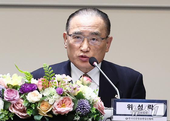 The National Security Office Chief, Wi Sung-Iac, is giving a keynote speech at a meeting with editors invited by the Korea News Editors\' Association, held at the Press Center in Jung-gu, Seoul on Wednesday / News1