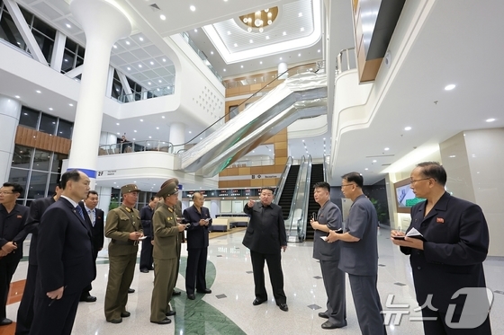 The Rodong Sinmun, the official newspaper of North Korea\'s Workers\' Party, reported on Wednesday that General Secretary Kim Jong Un toured various facilities at the Pyongyang General Hospital, which was nearing completion the previous day. These included the Department of Imaging Diagnosis, the Emergency Department, the Department of Comprehensive Laboratory Tests, the Dental Department, the Department of Internal Medicine Intensive Care, specialized departments, the General Operating Room, inpatient wards, the academic discussion hall, and the helicopter landing pad / Rodong Sinmun