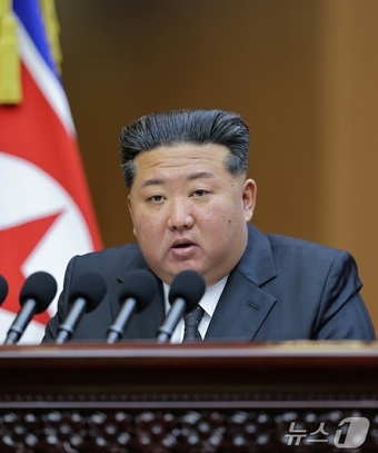 The Rodong Sinmun, the official newspaper of North Korea\'s Workers\' Party, reported on Monday that the 13th session of the 14th Supreme People\'s Assembly of the Democratic People\'s Republic of Korea was held at the Mansudae Assembly Hall on September 20 and 21. In his speech, General Secretary Kim Jong Un drew a line, stating that North Korea and South Korea have effectively existed as two separate states within the international community for the past several decades, and that there is no reason for them to sit face to face or do anything together / Rodong Sinmun