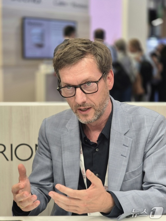 Professor Martin Metz is being interviewed at EADV.