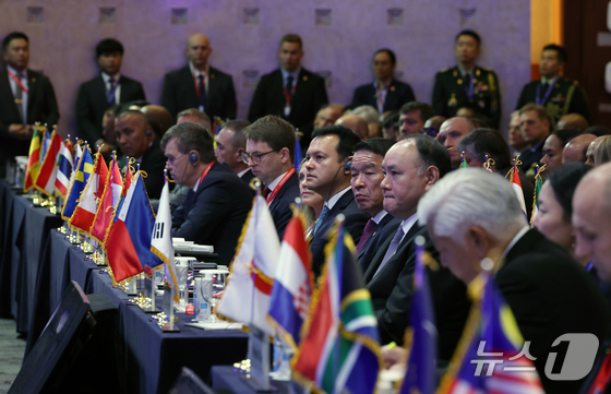 On Tuesday morning, at the opening ceremony of the 2025 Seoul Defense Dialogue, defense ministers from various nations listened intently to South Korean Defense Minister Ahn Gyu-back\'s opening address. 2025.9.9 / News1