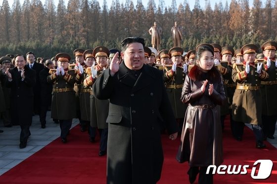 Kim Jong Un, General Secretary of the Workers\' Party of Korea, and his daughter Kim Ju-ae / Rodong Sinmun