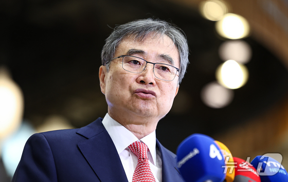 Minister of Foreign Affairs Cho Hyun is answering questions from reporters at Gimpo International Airport in Gangseo-gu, Seoul, before departing for China on the morning of Wednesday. Minister Cho is scheduled to visit Beijing, where he will hold the first ROK-China Foreign Ministers\' meeting with Chinese Foreign Minister Wang Yi. 2025.9.17 / News1