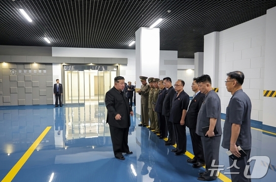 On Tuesday, Kim Jong Un toured the Pyongyang General Hospital, which was completed the previous day, including the burns diagnosis department, first aid department, comprehensive laboratory and testing department, specialty departments including dentistry and intensive care, general surgery, hospitalization rooms, academic discussion halls, and a direct flight (helicopter) landing pad, the North Korean Workers\' Party newspaper, Rodong Sinmun, reported on Wednesday / Rodong Sinmun