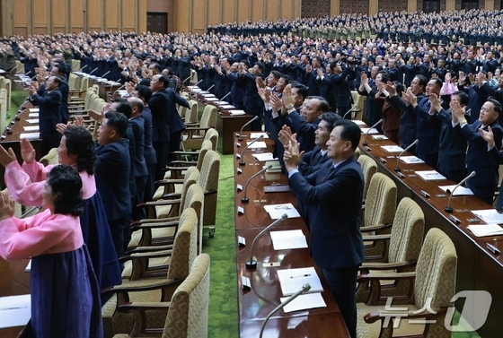 Participants at the 13th Session of the 14th Supreme People\'s Assembly are giving a standing ovation / Rodong Sinmun