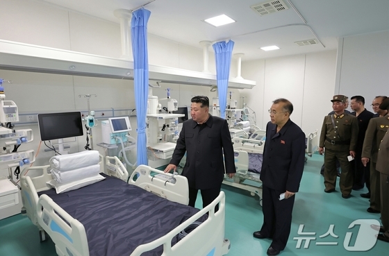 The Rodong Sinmun, the official newspaper of North Korea\'s Workers\' Party, reported on Wednesday that General Secretary Kim Jong Un toured various areas of the Pyongyang General Hospital the previous day, including the Department of Imaging Diagnosis, the Emergency Department, the Department of Comprehensive Laboratory Tests, the Dental Department, the Department of Internal Medicine Intensive Care, other specialized departments, the General Operating Room, the inpatient wards, the academic discussion hall, and the helicopter landing pad, ahead of its completion / Rodong Sinmun