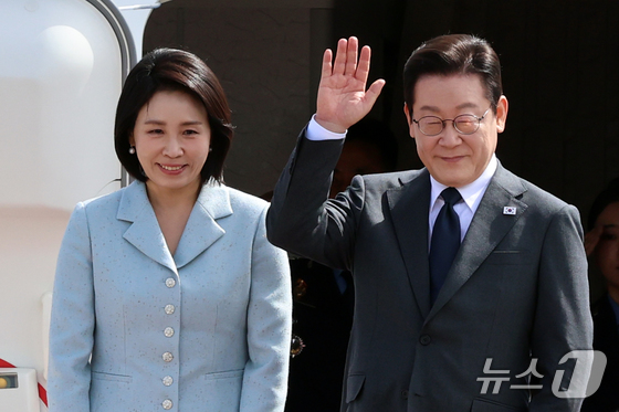 President Lee Jae Myung and First Lady Kim Hea Kyung are seen waving goodbye as they depart from Seoul Airport in Seongnam, Gyeonggi Province, on the morning of Monday to attend the 80th session of the United Nations General Assembly in New York City, U.S. 2025.9.22 / News1