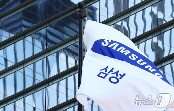 On April 30, the Samsung Electronics flag fluttered in the wind at the Samsung Electronics Seocho Building in Seocho District, Seoul. 2025.4.30 / News1